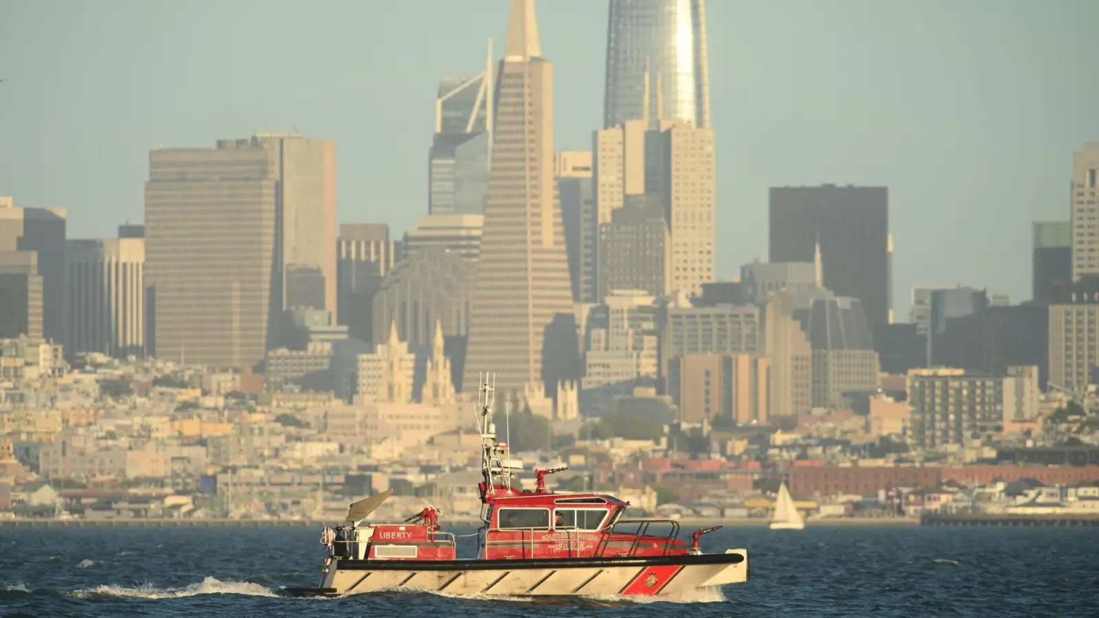In der Bucht von San Francisco ist ein Boot gekentert. (Foto: Noah Berger/AP/dpa)