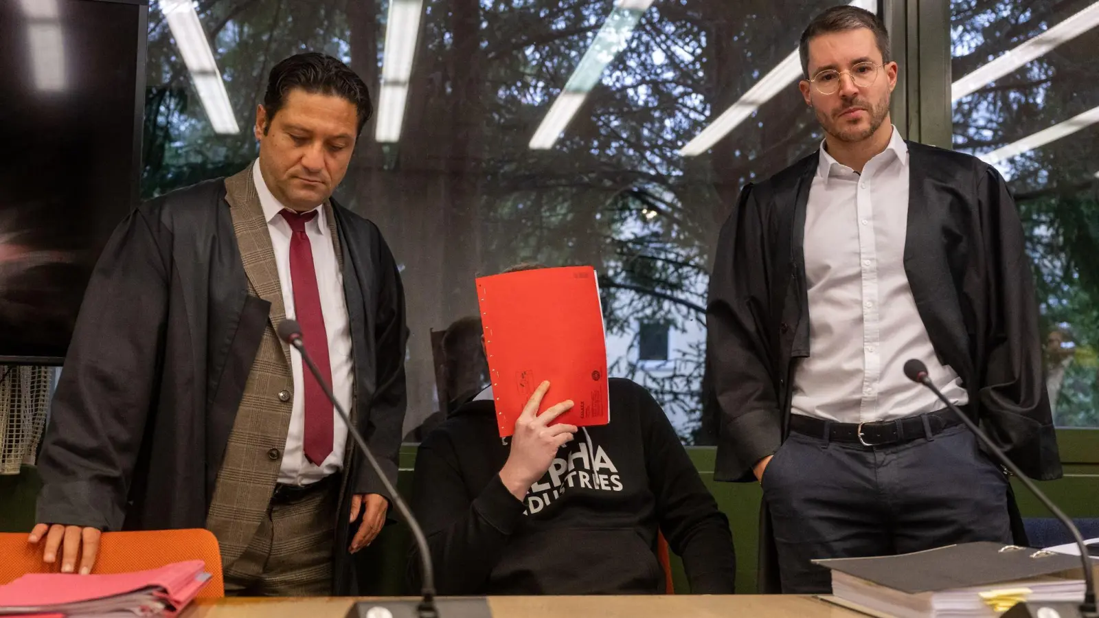 Der angeklagte Pfleger sitzt zwischen seinen Anwälten Ömer Sahinci (l) und Benedikt Stehle (r). (Foto: Peter Kneffel/dpa)