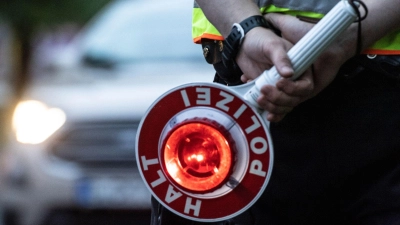 Die Polizei hat bei Dietersheim einen betrunkenen Raser kontrolliert. (Symbolbild: Paul Zinken/dpa)