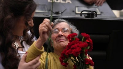 Die 90-jährige Celeste Caeiro hält einen Strauß rote Nelken bei den Feierlichkeiten zum 50. Jahrestag der „Nelkenrevolution“ in Lissabon. (Foto: Ana Brigida/AP/dpa)
