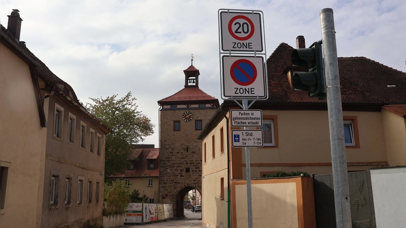 Autofahrer auf dem Weg in die Scheinfelder Hauptstraße müssen sowohl eine besondere Geschwindigkeits- wie auch Parkregelung beachten. (Foto: Andreas Reum)