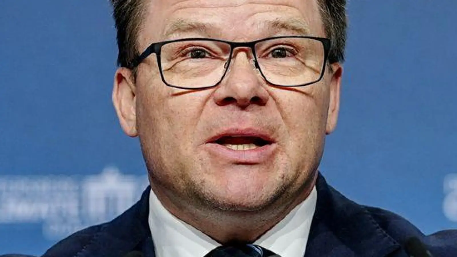 Umweltminister Carsten Schneider hat den Petersberger Klimadialog eröffnet. (Foto: Kay Nietfeld/dpa)