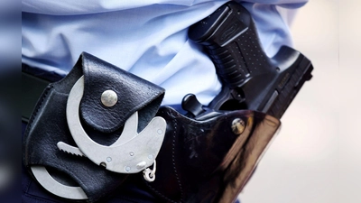 Die Polizei war gefordert, nachdem im Ansbacher Stadtgraben Passanten von einem aggressiven Paar attackiert worden waren. (Symbolbild: Oliver Berg/dpa)