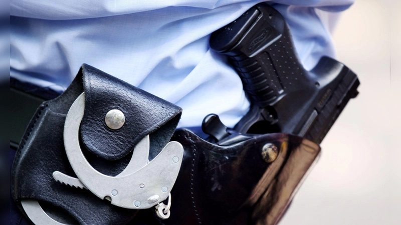 Bei der Festnahme eines 22-Jährigen stießen Beamte in der Ansbacher Innenstadt auf heftige Gegenwehr. Zwei von ihnen trugen leichte Verletzungen davon. (Symbolbild: Oliver Berg/dpa)