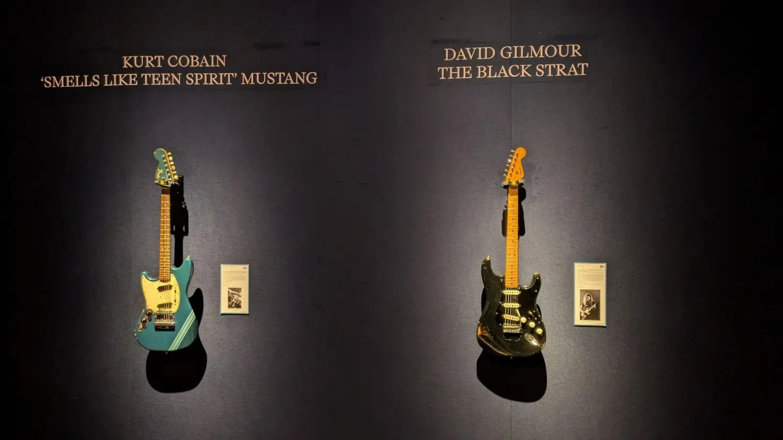 Die „Black Strat“ von David Gilmour (r) erzielte einen Rekordpreis von umgerechnet rund 12,4 Millionen Euro. Eine Gitarre von Kurt Cobain kam für rund 6 Millionen Euro unter den Hammer. (Foto: Philip Dethlefs/dpa)