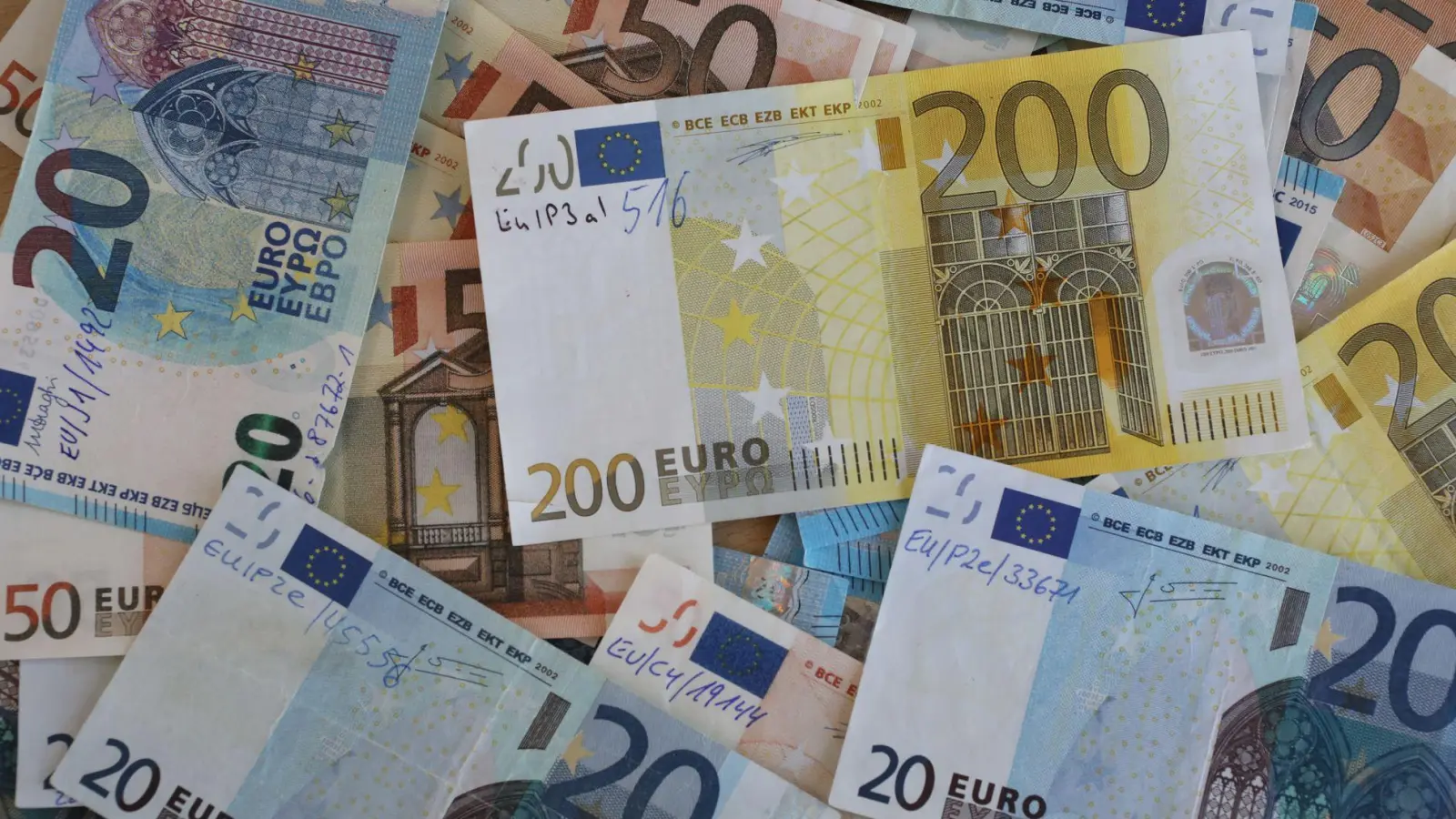 Einsatzkräfte haben in einem Bremer Haus mehr als 1,5 Millionen Euro Falschgeld gefunden. (Symbolbild) (Foto: Bernd Wüstneck/dpa-Zentralbild/dpa)