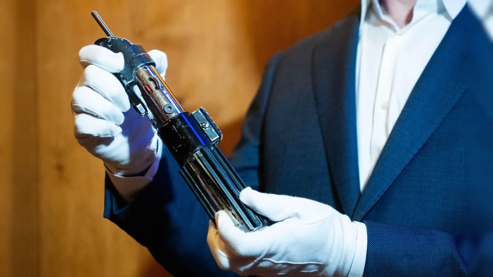 Das Kult-Lichtschwert gehört zu den berühmtesten Requisiten der Filmhistorie. (Foto: James Manning/PA Wire/dpa)