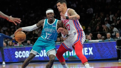 Dennis Schröder (l.) feierte ein erfolgreiches Debüt für sein neues Team. (Foto: Seth Wenig/AP/dpa)