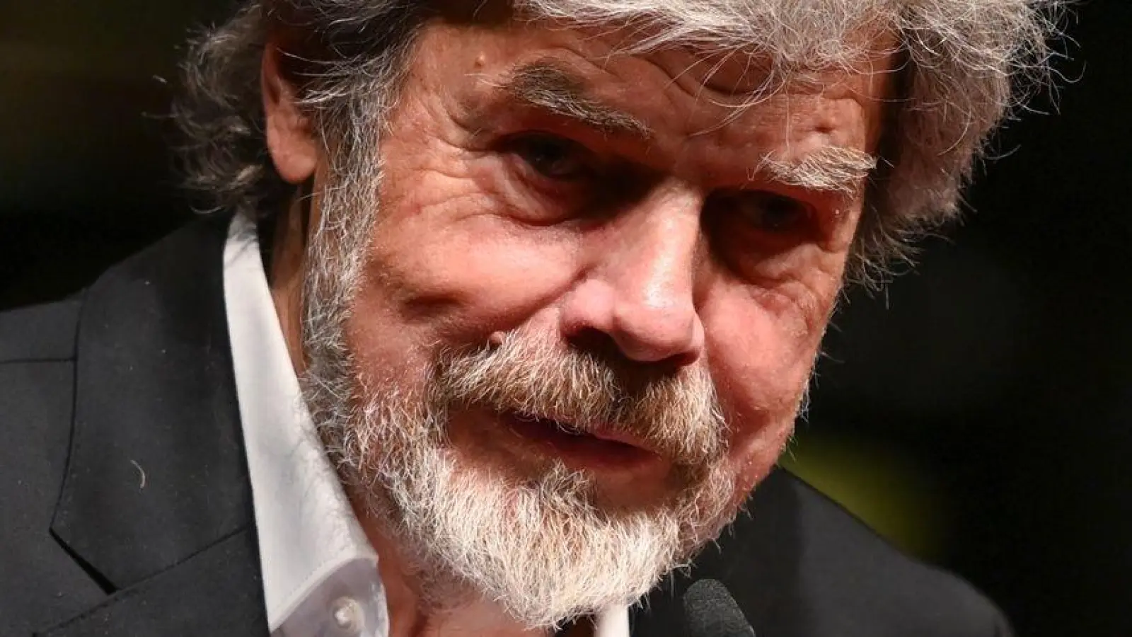 Dem Extrembergsteiger zufolge sei die Natur unendlich im Vergleich zum Menschen, dieser fehlerhaft. (Archivbild) (Foto: Hendrik Schmidt/dpa)