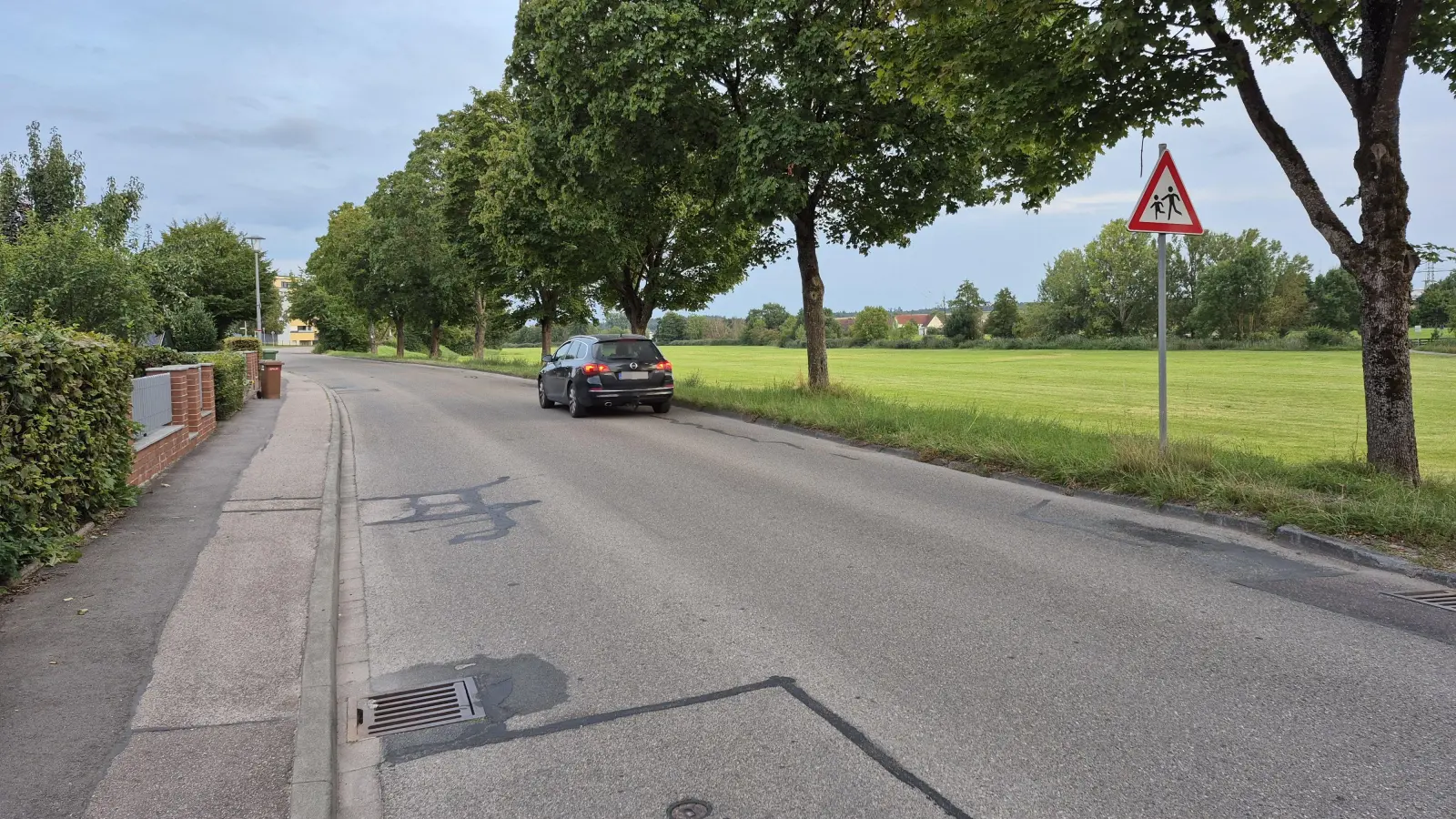 Der Walkmühlweg in Feuchtwangen: Eigentlich sollte hier unterhalb der rechts zu sehenden Böschung im kommenden Jahr ein Geh- und Radweg gebaut werden. Doch die Mehrheit des Stadtrats entschied, für dieses Vorhaben jetzt noch keinen Förderantrag einzureichen. (Foto: Peter Zumach)