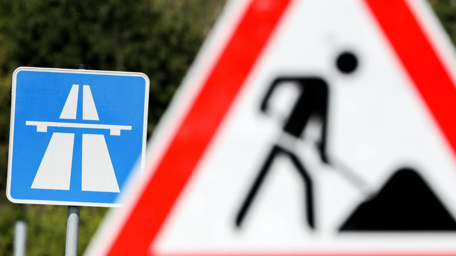 Wegen einer milliardenschweren Finanzlücke könnte beim Aus- und Neubau vieler Autobahnen eine Verzögerung drohen. (Foto: Jan Woitas/dpa-Zentralbild/dpa)