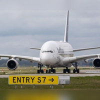 Das weltgrößte Passgierflugzeug Airbus A 380 am Münchner Flughafen. Der zweitgrößte deutsche Airport hat im ersten Halbjahr Einbußen hinnehmen müssen. (Archivbild) (Foto: Peter Kneffel/dpa)