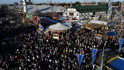 Der Andrang beim Oktoberfest ist besonders an den Wochenenden groß. (Archivbild) (Foto: Felix Hörhager/dpa)