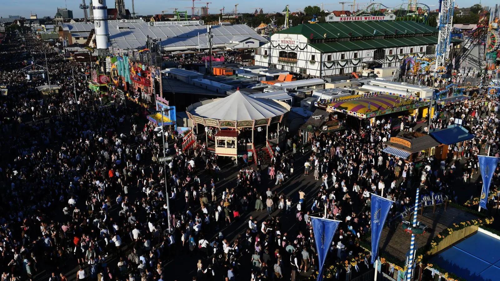 Der Andrang beim Oktoberfest ist besonders an den Wochenenden groß. (Archivbild) (Foto: Felix Hörhager/dpa)