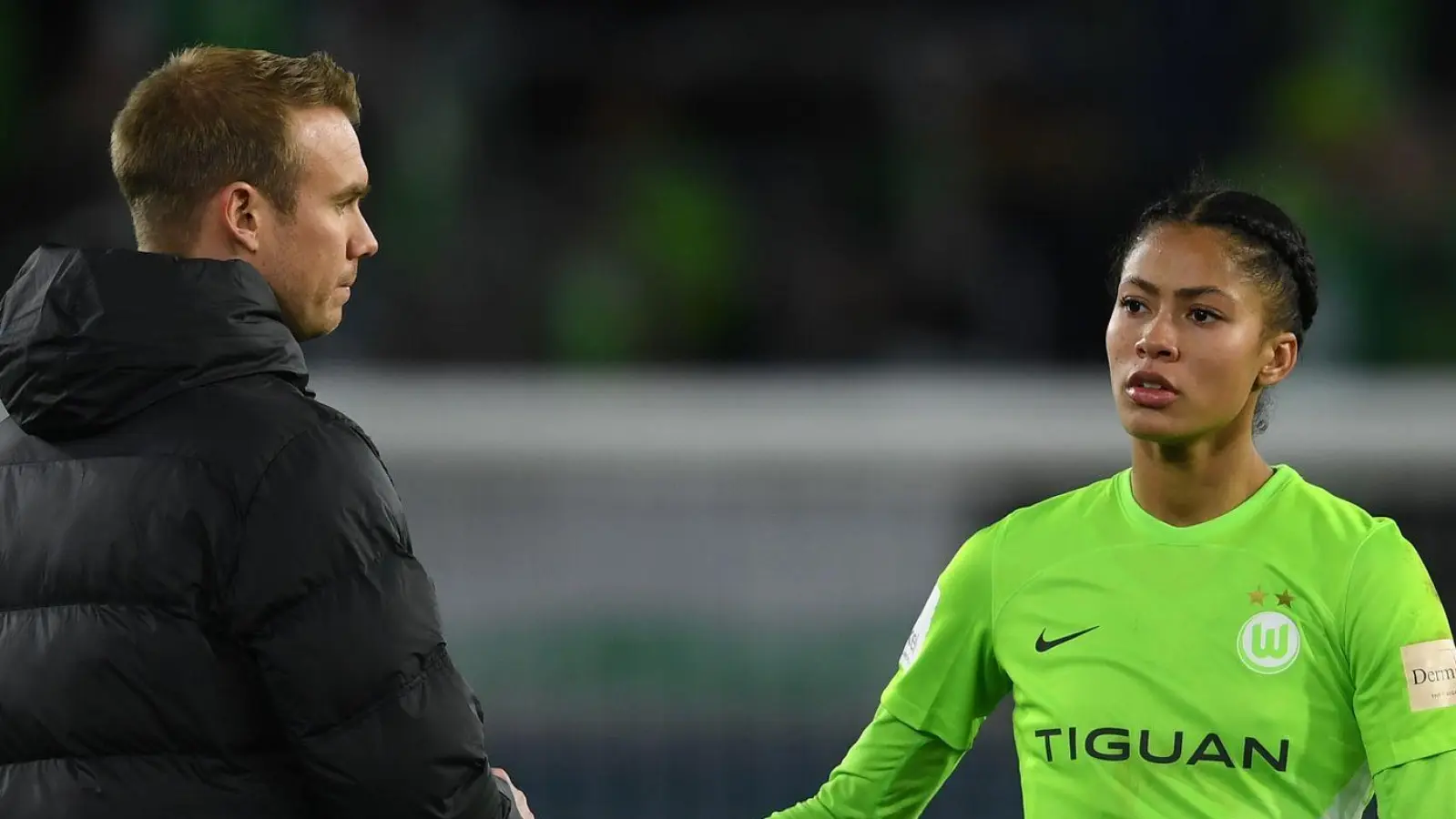 Die Wolfsburgerin Sveindis Jonsdottir klatscht nach dem Spiel mit VfL-Trainer Tommy Stroot ab. (Foto: Swen Pförtner/dpa)