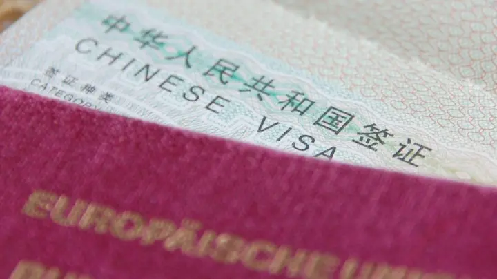 China beendet seine harte Corona-Politik und stellt auch für Touristen wieder Visa aus. (Foto: Stephan Scheuer/dpa)