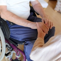 Unter bestimmten Voraussetzungen zahlt die Pflegekasse des oder der Pflegebedürftigen Rentenbeiträge für die Pflegeperson. (Foto: Mascha Brichta/dpa-tmn)