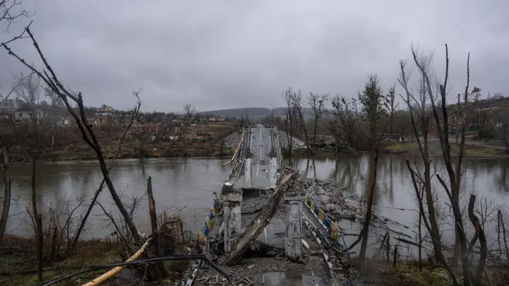 Trümmer einer zerstörten Brücke liegen in dem Fluss Siwerskyj-Donez. (Foto: Evgeniy Maloletka/AP/dpa)