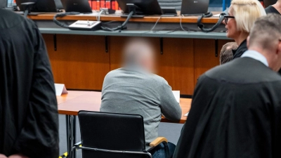 Ein Mineralölhändler und weitere Angeklagte stehen in Hof vor Gericht. (Foto: Daniel Vogl/dpa)