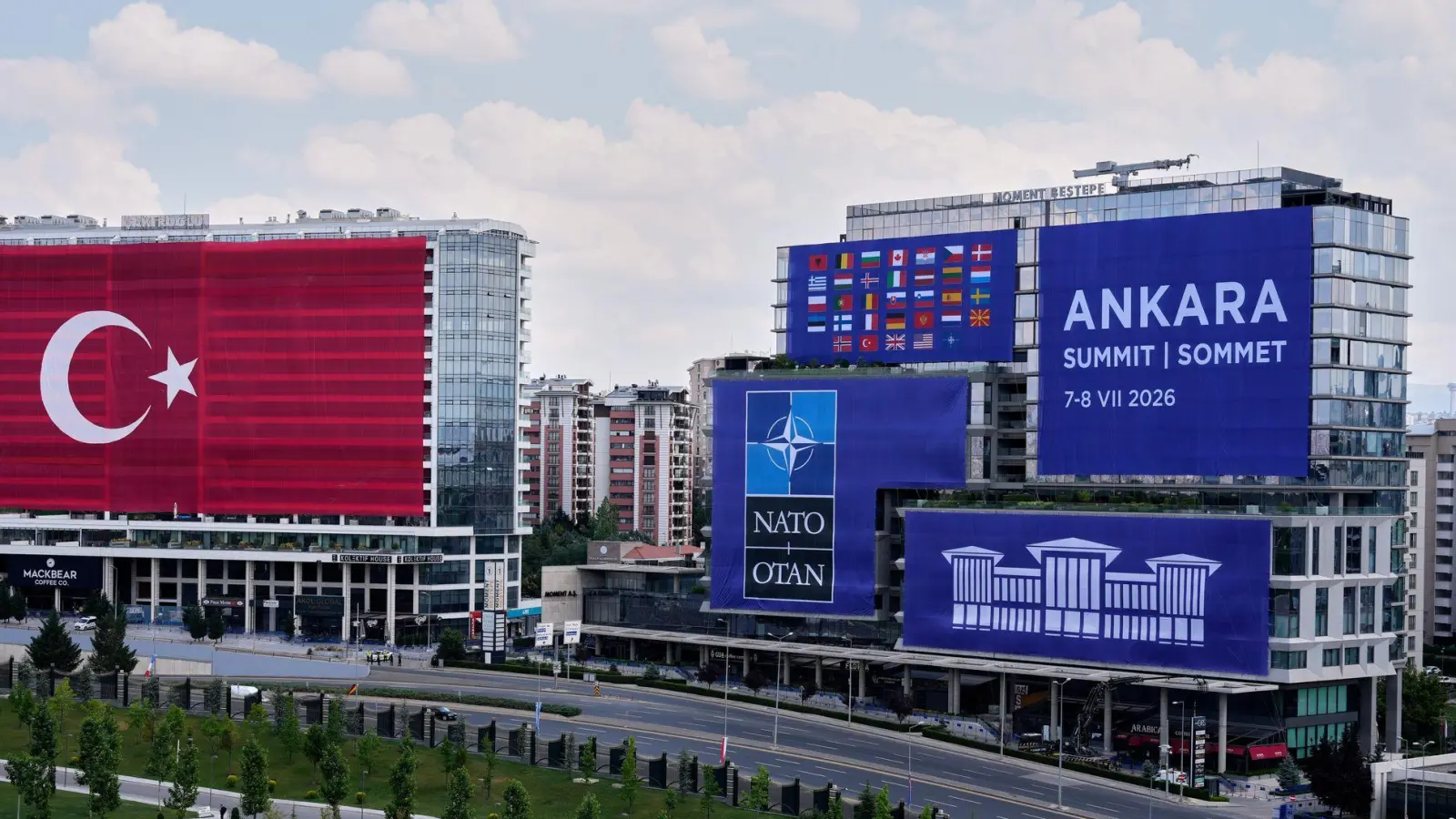 Die Nato trifft sich in der türkischen Hauptstadt Ankara. (Foto: Emrah Gurel/AP/dpa)