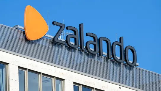Unter dem Strich verzeichnete Zalando im ersten Quartal einen Fehlbetrag von gut 61 Millionen Euro nach plus 34,5 Millionen Euro im Vorjahr. (Foto: Monika Skolimowska/dpa-Zentralbild/ZB)