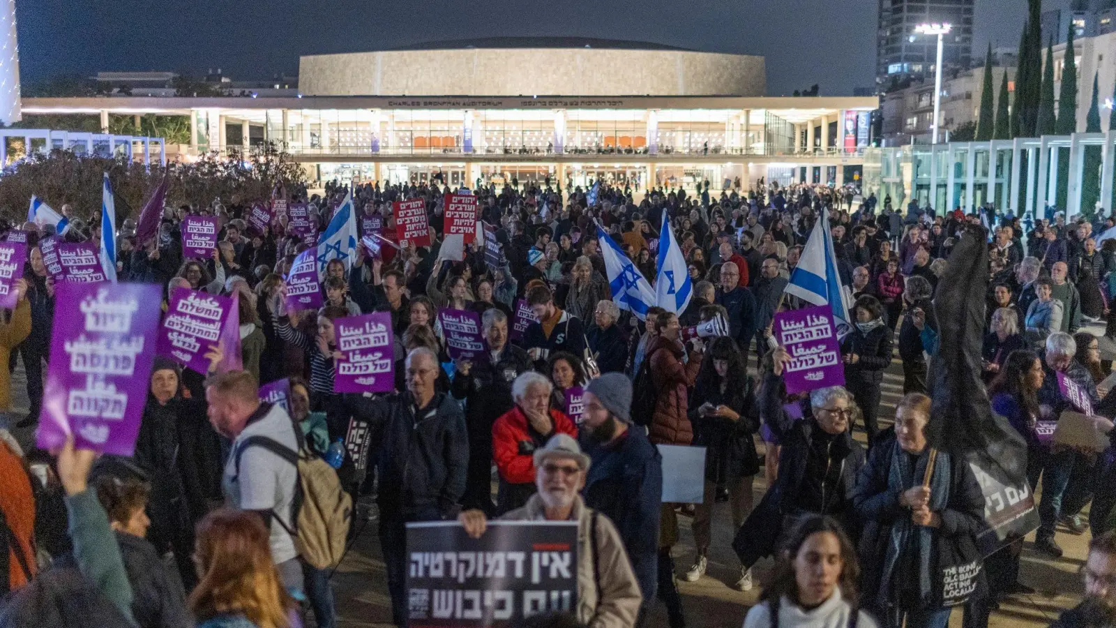 „Der Staat ist nicht euer Spielzeug“: Demonstranten mit Transparenten und Fahnen in Tel Aviv.. (Foto: Ilia Yefimovich/dpa)
