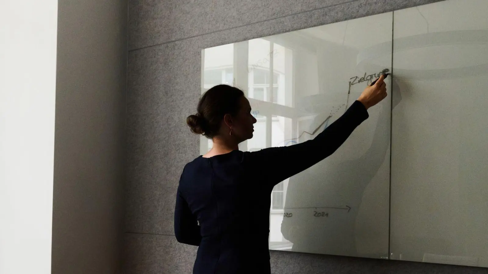 Anforderungen an Fachkräfte wandeln sich schnell: Wer nach längerer Unterbrechung in den Beruf zurückkehrt, muss sich erst mal neu orientieren. (Foto: Annette Riedl/dpa/dpa-tmn)