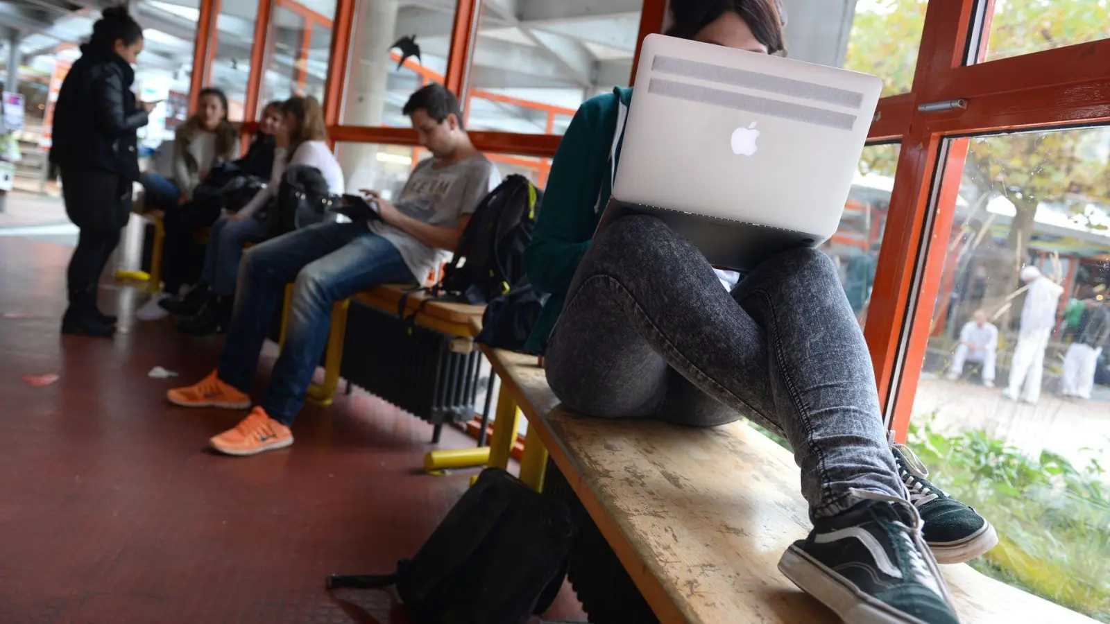 Ein duales Studium führt unabhängig vom Gehalt zur Pflichtversicherung in der gesetzlichen Rentenversicherung. (Foto: Felix Kästle/dpa-tmn)