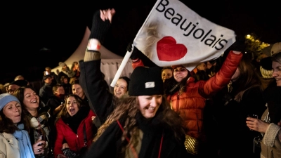 Der Weinkonsum in Frankreich sinkt, die Begeisterung für den Beaujolais aber ist ungebrochen. (Foto: Arnaud Finistre/AFP/dpa)