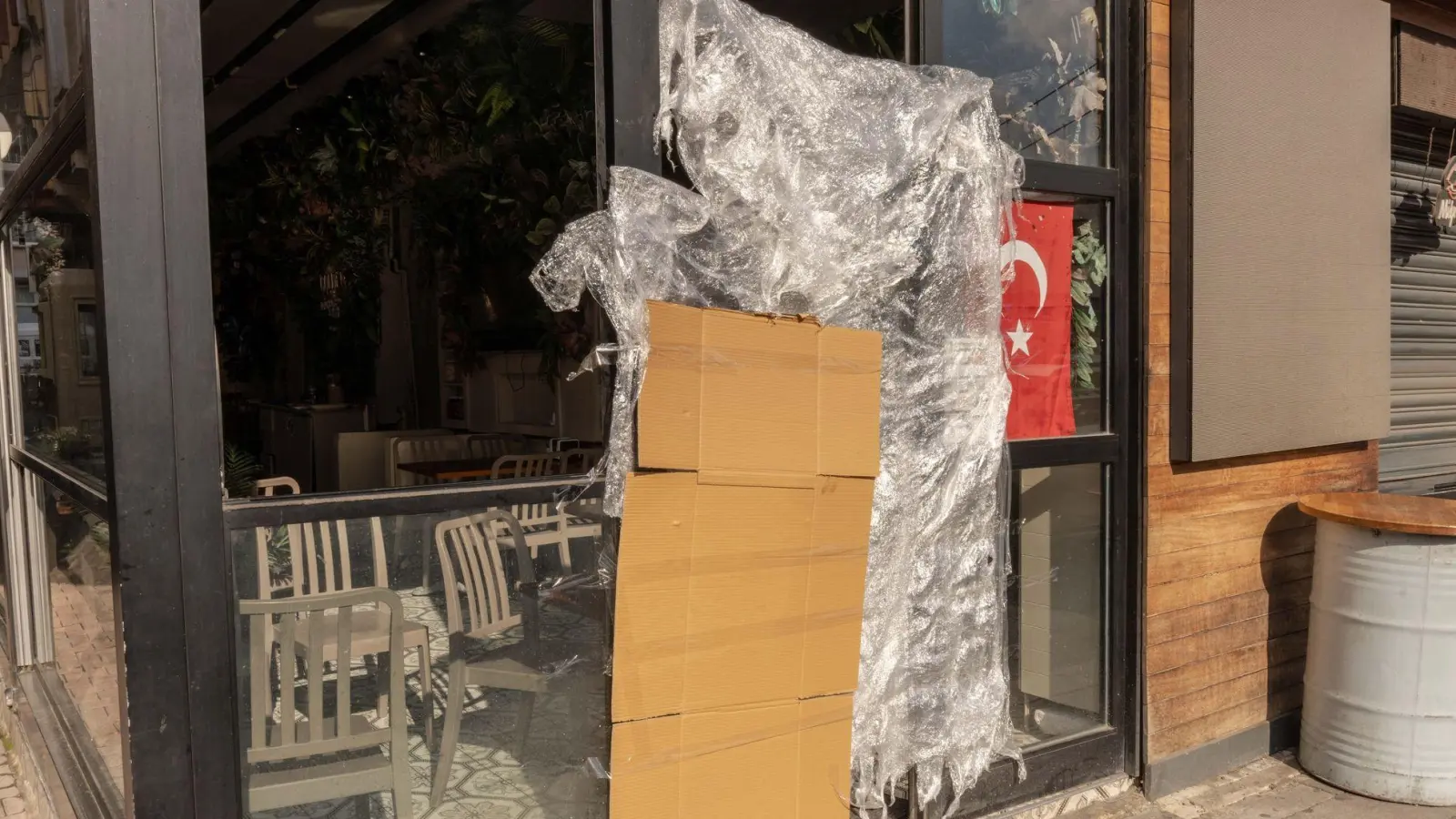 Die Behörden haben einen Laden im Stadtteil Ortaköy schließen lassen. (Foto: Ahmed Deeb/dpa)