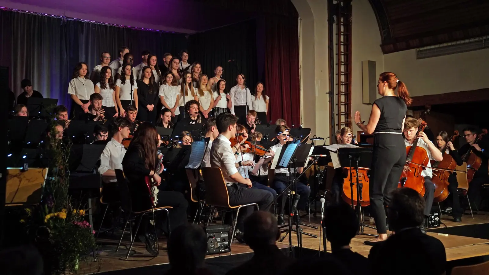 Das großes Finale mit dem Schulchor, dem Orchester und der Big Band unter der Leitung von Sibylle Bernecker gehörte zu den Höhepunkten beim Festkonzert des Johann-Sebastian-Bach-Gymnasiums. (Foto: Elke Walter)