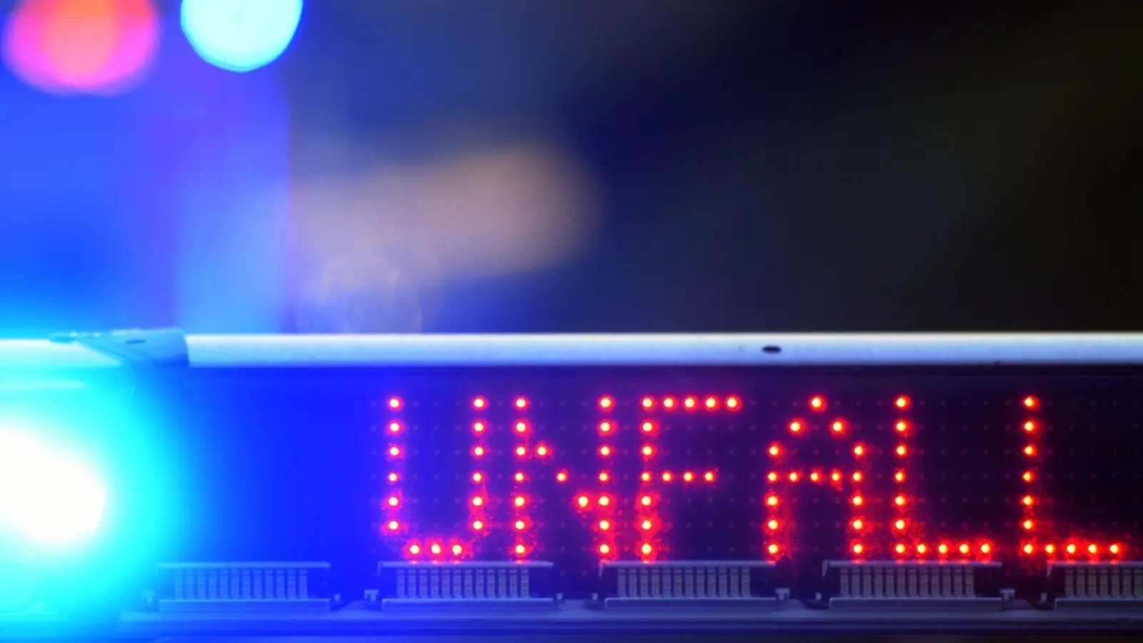 Die Straße wurde an der Unfallstelle voll gesperrt. (Symbolbild) (Foto: Stefan Puchner/dpa)