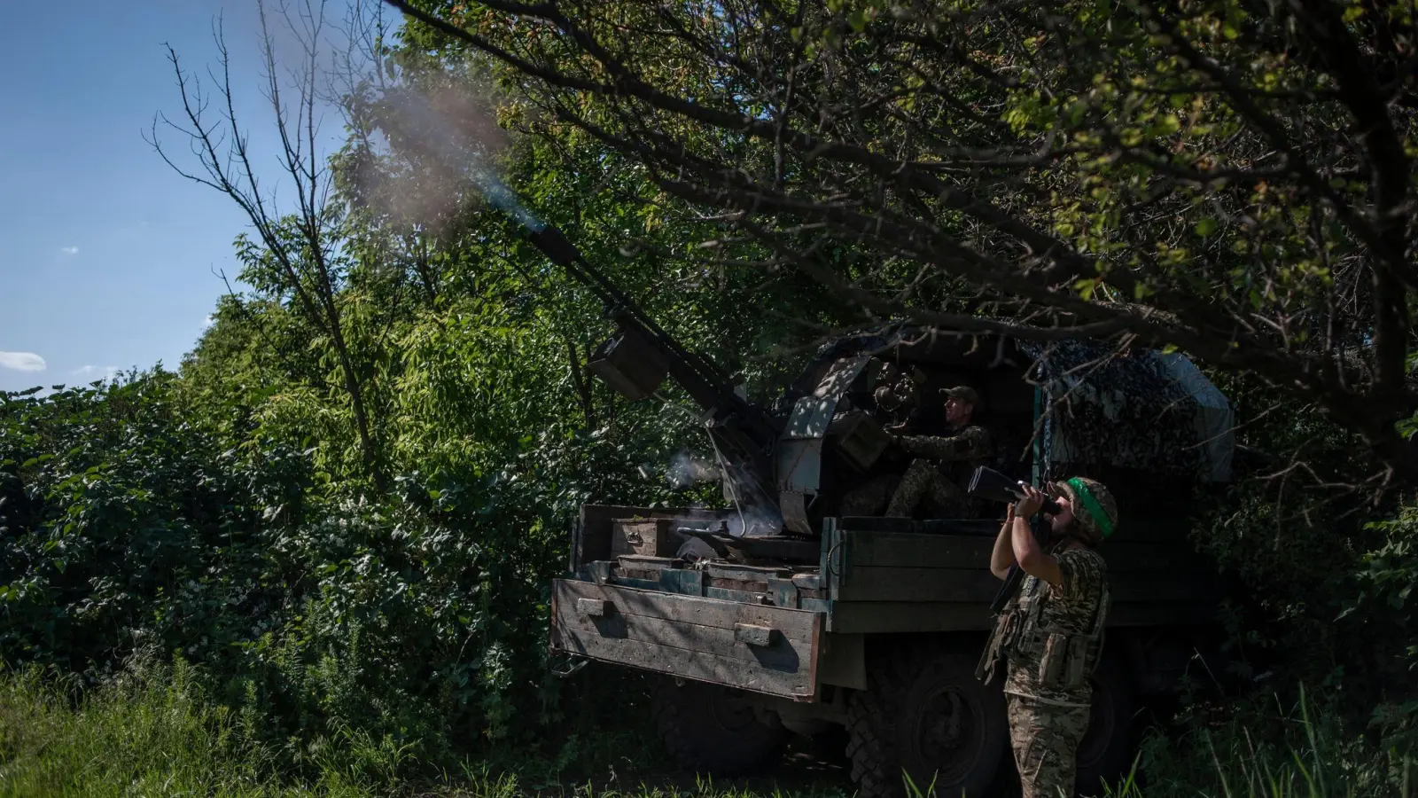 Ukrainische Soldaten schießen an der Front nahe Bachmut auf ein russisches Luftziel. (Foto: Iryna Rybakova/AP/dpa)