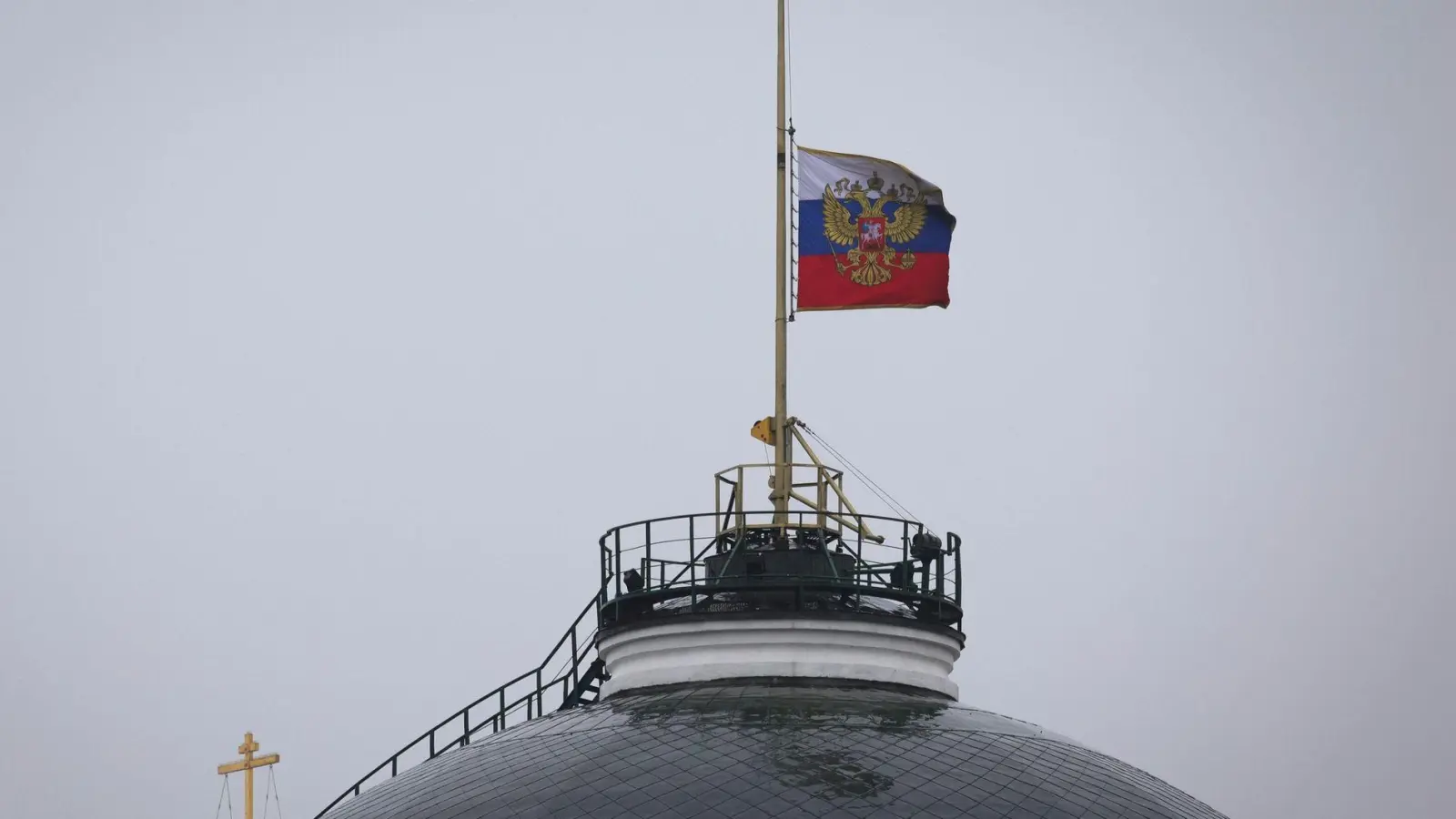 Die Flagge des russischen Präsidenten weht auf halbmast über dem Kreml. Nach einem der schwersten Terroranschläge in der russischen Geschichte begeht das Land einen nationalen Trauertag. (Foto: Vitaly Smolnikov/AP)