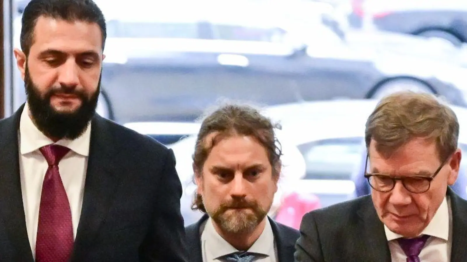 „Die Syrer verdienen eine Chance und wir möchten helfen, dass diese Chance gut genutzt wird“, sagte Außenminister Johann Wadephul (rechts) beim deutsch-syrischen Wirtschaftsforum mit dem syrischen Übergangspräsidenten Ahmed al-Scharaa. (Foto: Sebastian Christoph Gollnow/dpa)