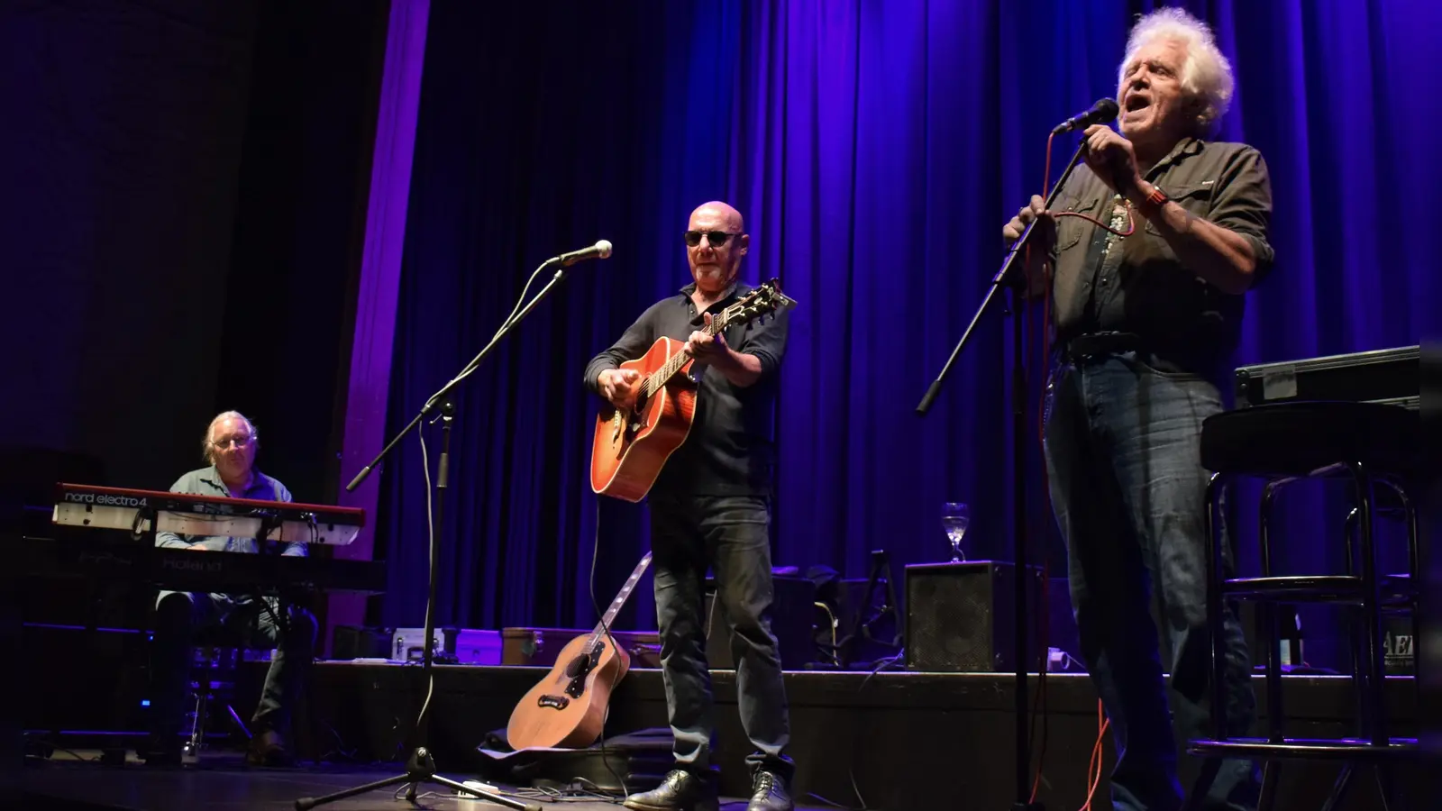 Die drei haben jahrzehntelange Bühnenerfahrung. Das hört man: Willi Förtsch-Döring, Klaus Brandl und Curley Kauper (von links) beim Auftritt in den Ansbacher Kammerspielen. (Foto: Christina Özbek)