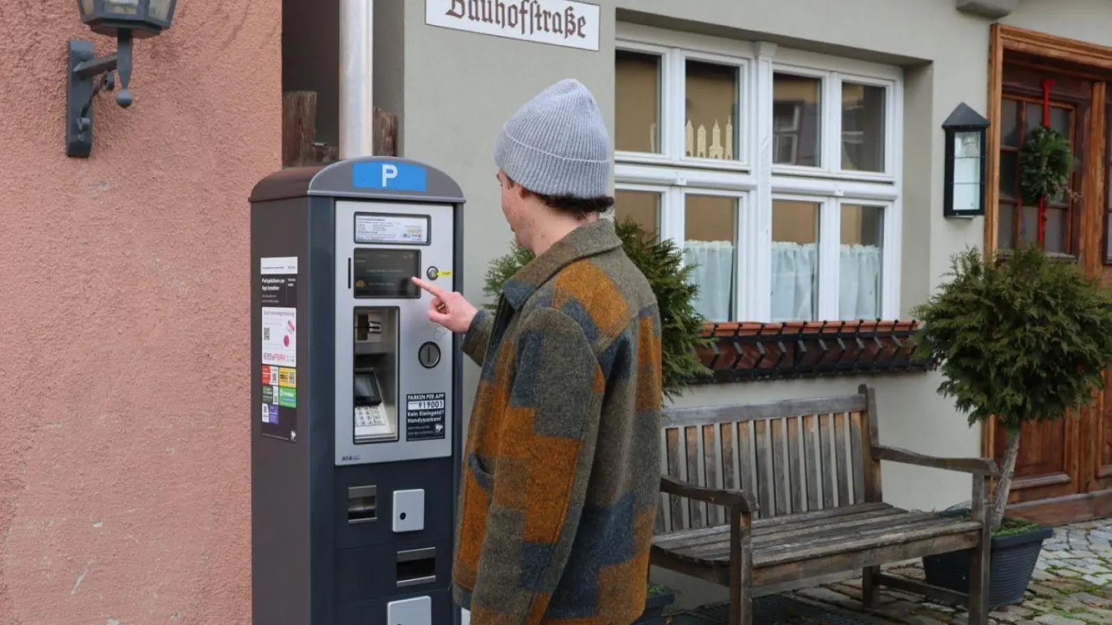 An die Bedienung der Parkautomaten in der Dinkelsbühler Altstadt haben sich die Menschen nach einem Jahr gewöhnt.  (Foto: Martina Haas)