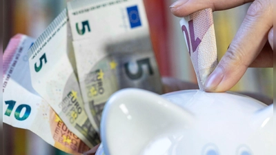 Vielen Menschen halten Sparen zurzeit für ratsam.  (Foto: Hendrik Schmidt/dpa)