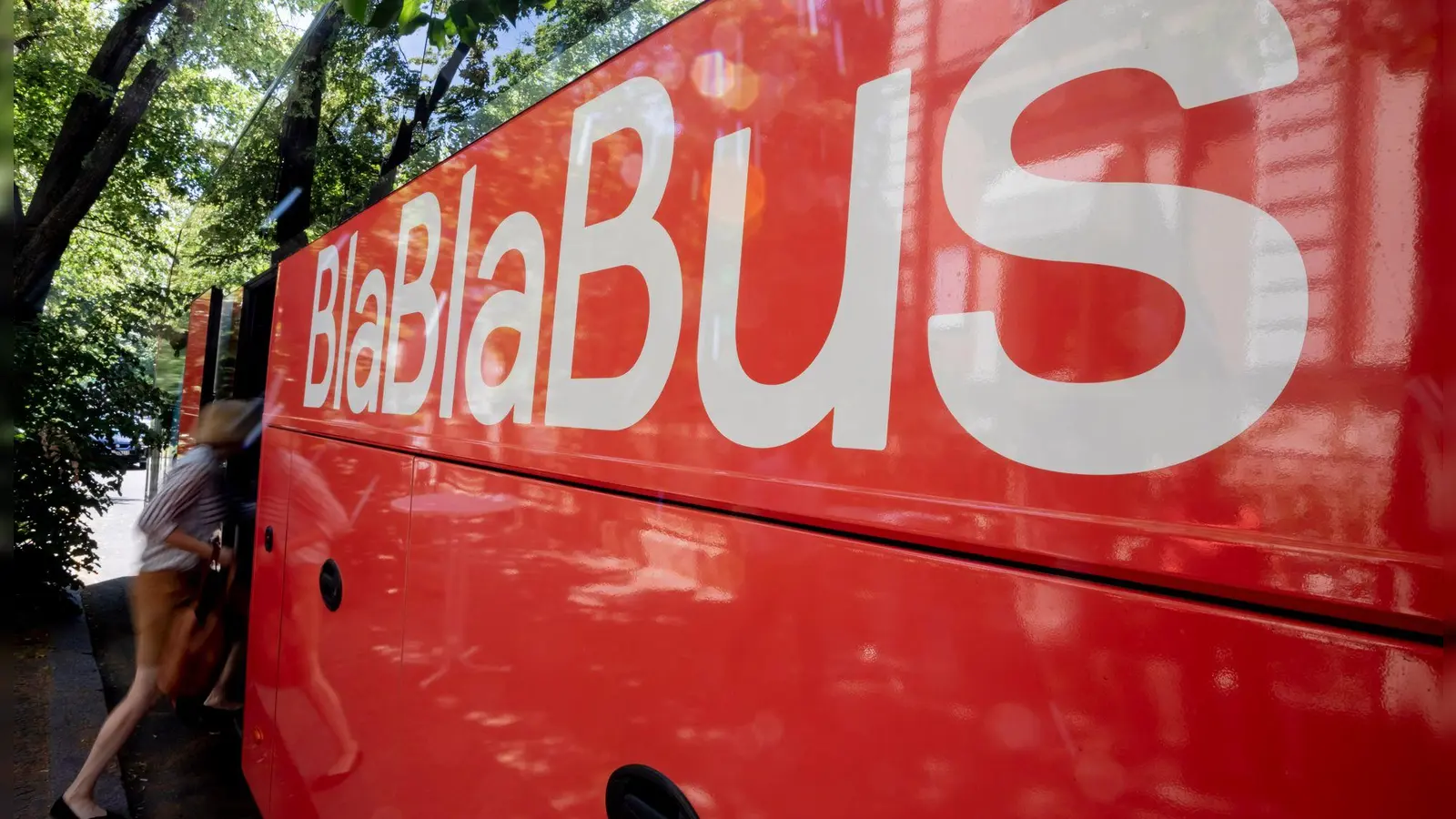 Das Unternehmen BlaBlaCar stellt sein Busnetz ein. (Archivbild) (Foto: Christoph Soeder/dpa)