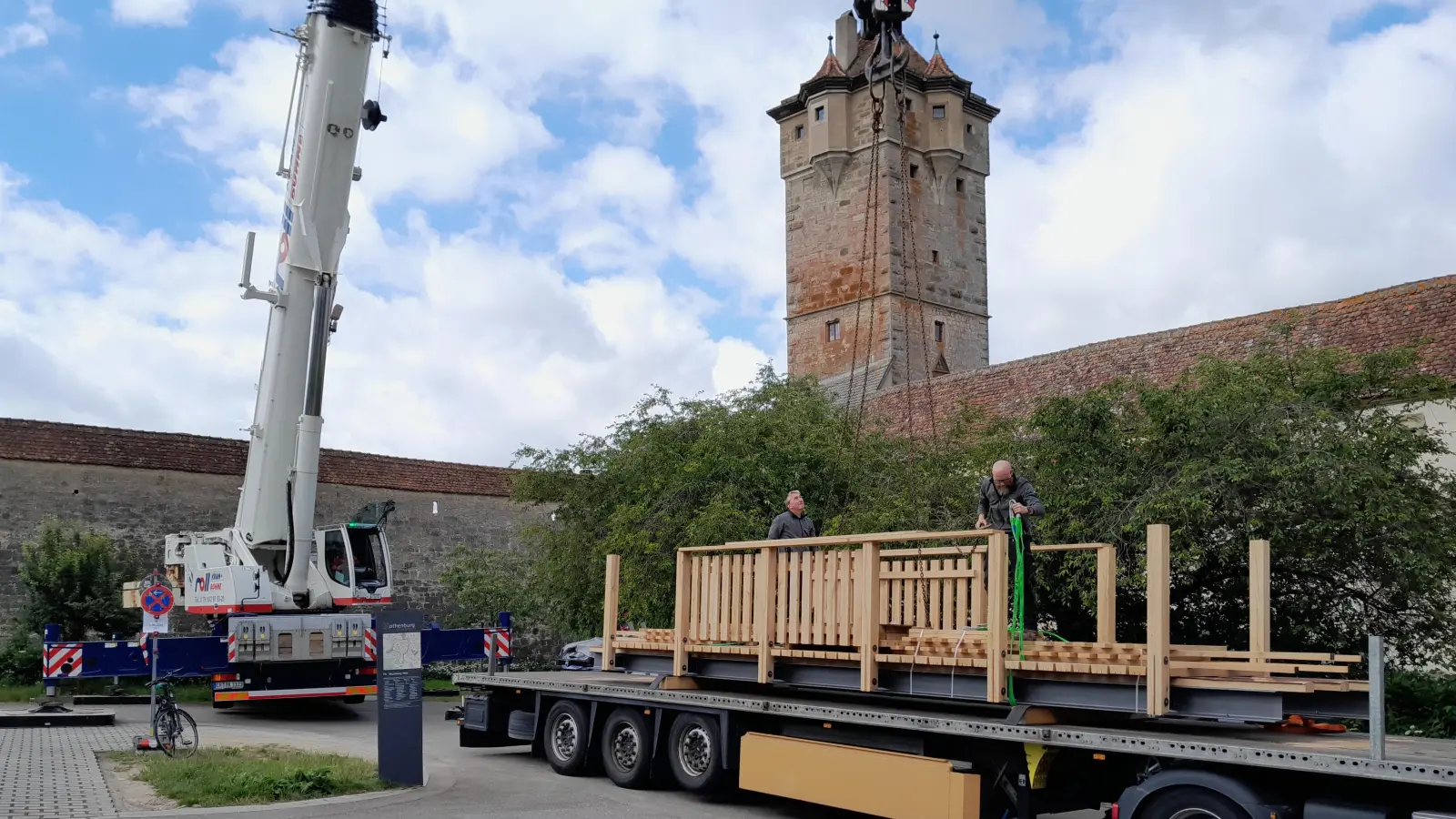 Der Autokran brachte die Brücke aus Eichenholz mit und parkte auf dem Bezoldparkplatz. (Foto: Stadtbauamt Rothenburg)