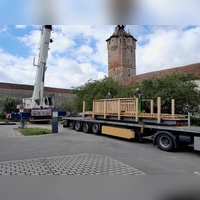 Der Autokran brachte die Brücke aus Eichenholz mit und parkte auf dem Bezoldparkplatz. (Foto: Stadtbauamt Rothenburg)