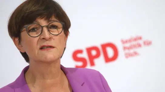 Die SPD-Vorsitzende Saskia Esken beantwortet nach einer hybriden Sitzung ihrer Partei im Willy-Brandt-Haus Fragen von Journalisten. (Foto: Wolfgang Kumm/dpa)