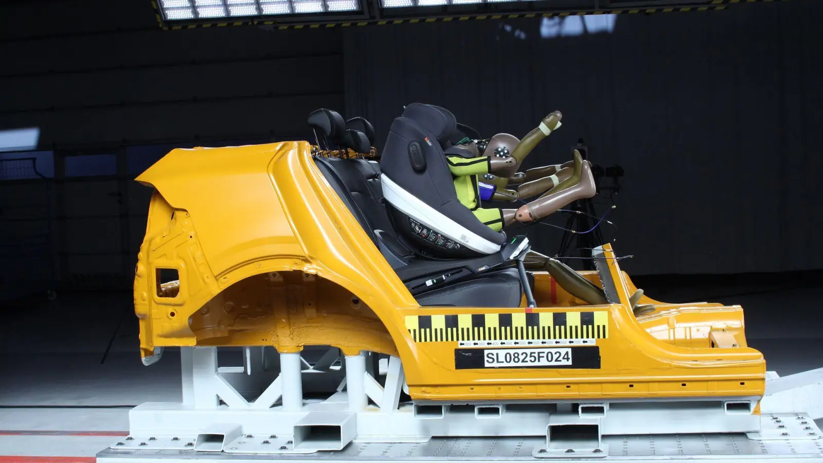 Crashtest: Sechs Babyschalen und elf Kindersitze hat der ADAC geprüft. (Foto: BildschnittTV/ADAC/dpa-tmn)