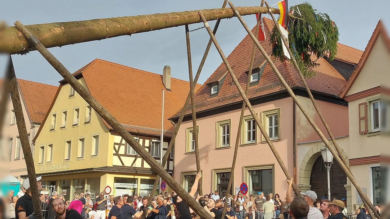 Hier schien noch alles normal, doch kaum stand der Scheinfelder Kerwabaum auf dem Marktplatz, brach die Spitze ab und stürzte zu Boden.  (Foto: Sandra Buchwald)
