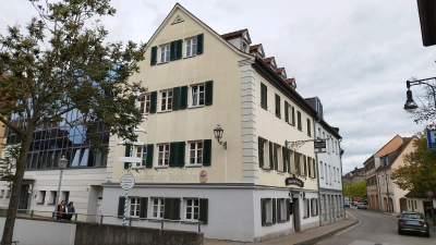 Seit rund 15 Jahren steht die Altdeutsche Bierstube in der Schalkhäuser Straße leer. Dieter Beil gibt die Hoffnung nicht auf, wieder einen Pächter zu finden. (Foto: Robert Maurer)