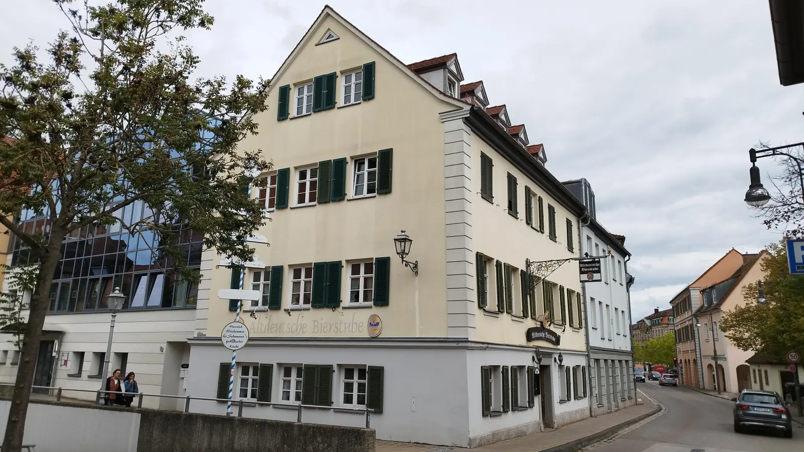 Seit rund 15 Jahren steht die Altdeutsche Bierstube in der Schalkhäuser Straße leer. Dieter Beil gibt die Hoffnung nicht auf, wieder einen Pächter zu finden. (Foto: Robert Maurer)