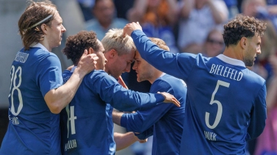 Die Bielefelder bejubeln den 1:0-Führungstreffer von Joel Grodowski (3.v.l). (Foto: Friso Gentsch/dpa)
