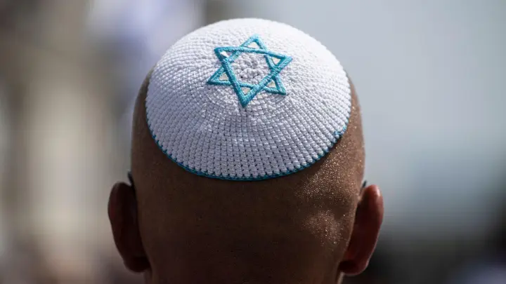 Die Kippa, die traditionelle religiöse Kopfbedeckung jüdischer Männer. (Foto: Boris Roessler/dpa)