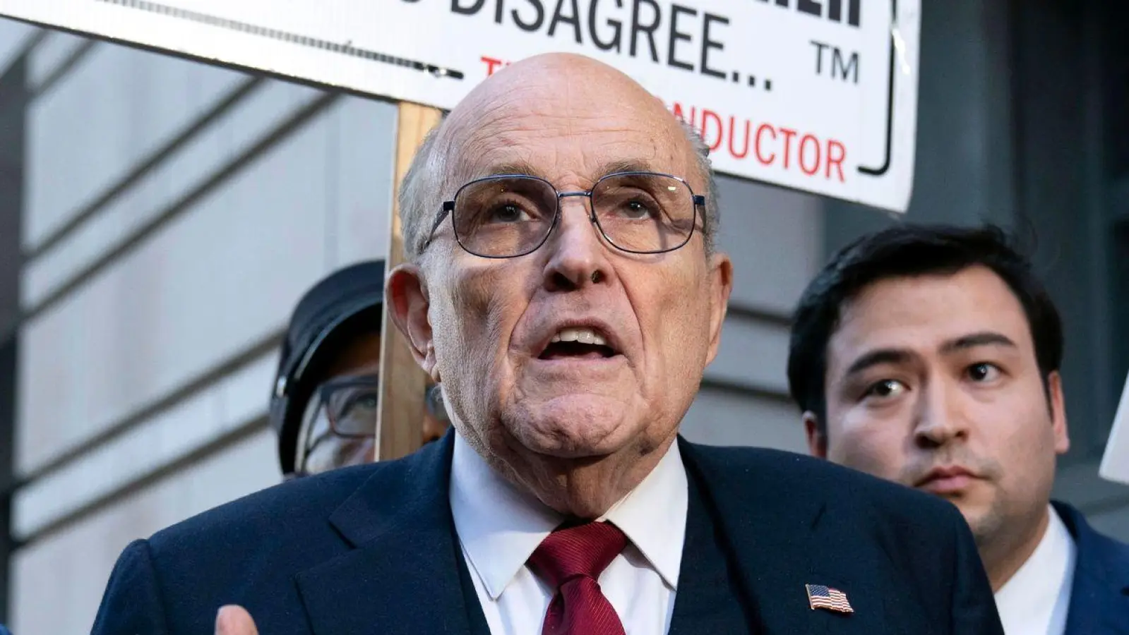 Donald Trumps Ex-Anwalt Rudy Giuliani muss sich unter anderem wegen Verschwörung und Betrug vor Gericht verantworten. (Foto: Jose Luis Magana/AP/dpa)