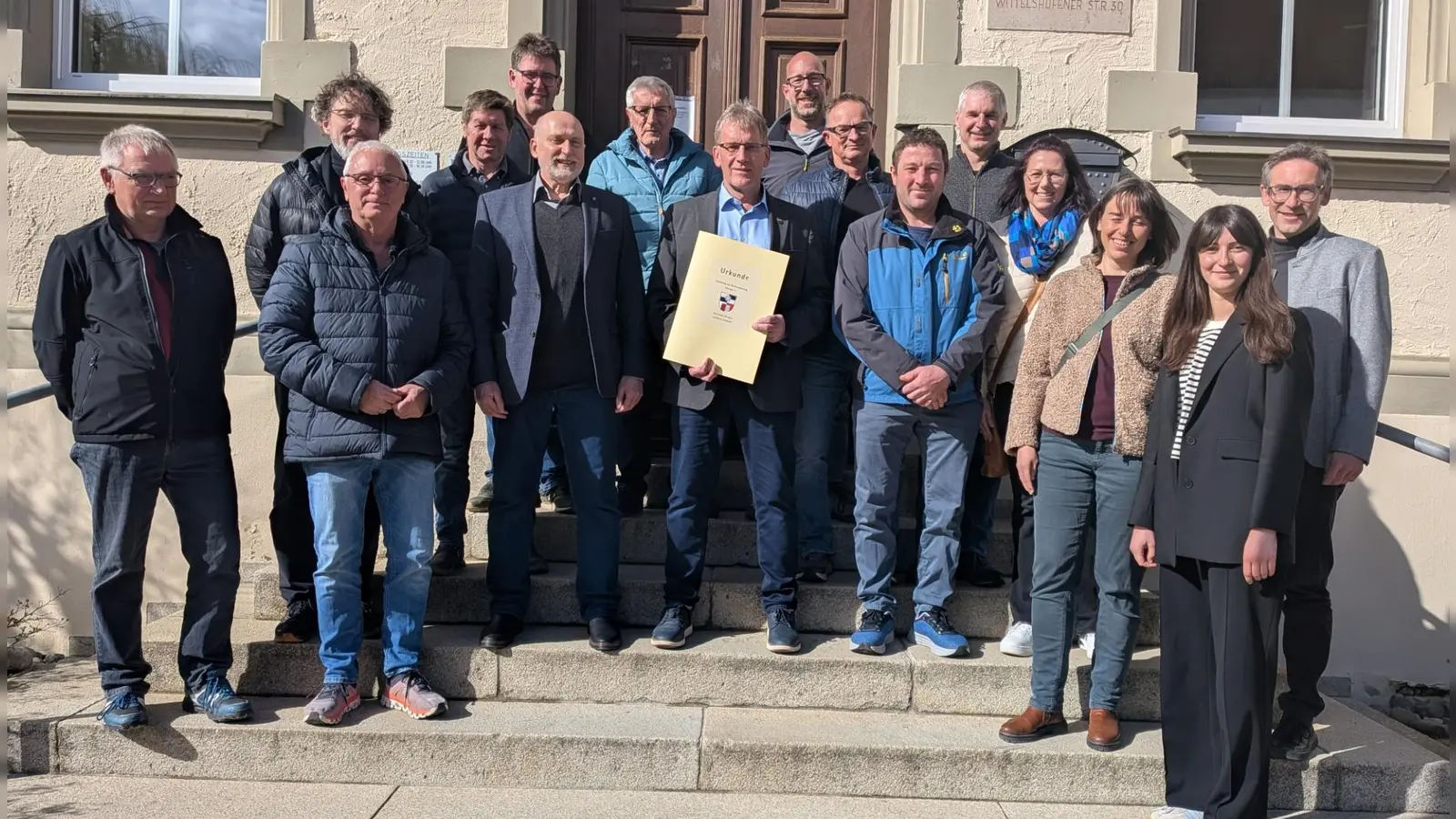 Bürgermeister Friedrich Steinacker (Mitte) erhielt die Urkunde zur Einleitung der Dorferneuerung Ehingen vom zuständigen Abteilungsleiter Ingo Steinbrecher (links daneben) überreicht. Mit auf dem Bild die Gäste der kleinen Feierstunde. (Foto: Friedrich Zinnecker)